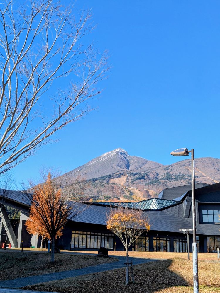 遠くの磐梯山と近くの公共施設