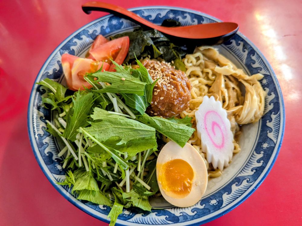 冷やし中華（トッピング: 水菜, 煮卵, なると, メンマ, わかめ, トマト, 味噌）