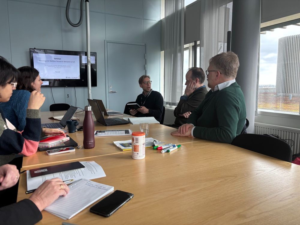 Troels Schultz Larsen and Kristian Nagel Delica sit at a table with seminar participants at Malmö University.