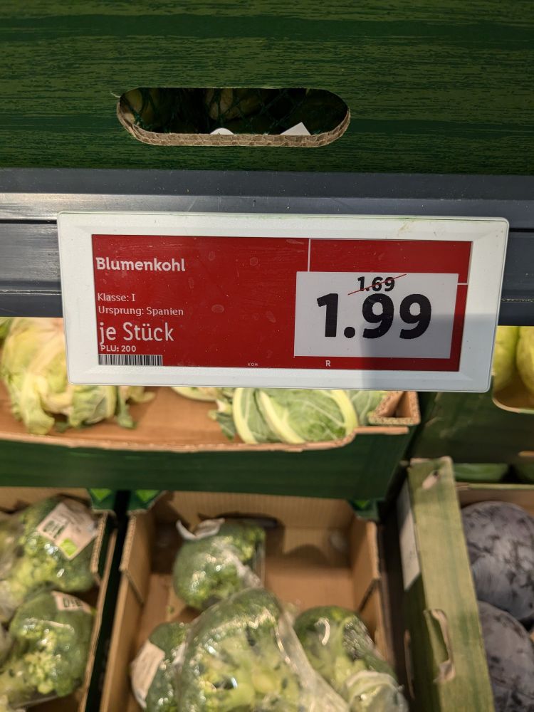 Rotes Preisschild Aktion Blumenkohl je Stück statt 1,69 Euro jetzt für 1,99 Euro 