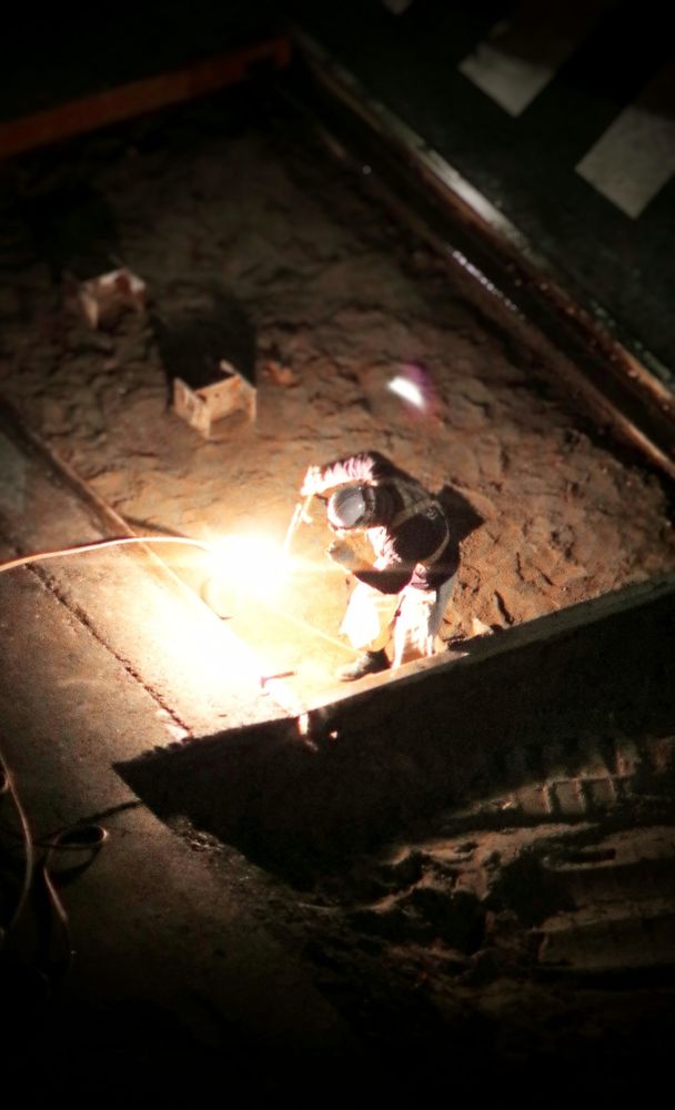 道路工事の工事現場です。まるでロールプレイングゲームで魔法を唱えているかのような光の出る作業をしてました。深夜なので火花が出るとキレイに見えます。