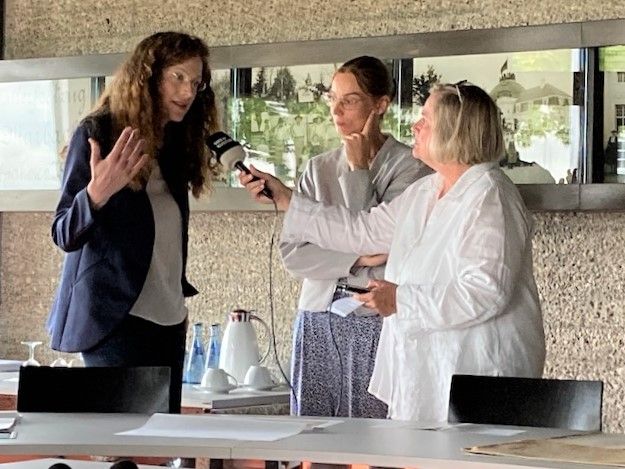 DLA-Direktorin Sandra Richter und Gunilla Eschenbach, Leiterin Erschließungsreferat Handschriften, mit Silke Arning vom SWR im Deutschen Literaturarchiv. Foto: DLA Marbach.
