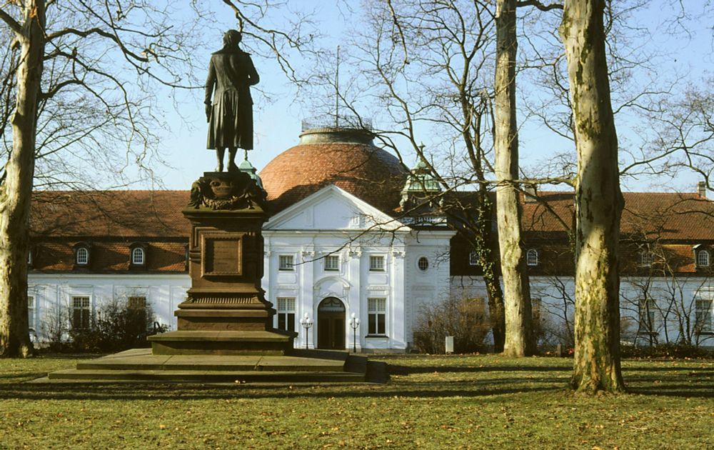 Schiller-Nationalmuseum mit dem Schiller-Denkmal (1876, nach Entwürfen von Ernst Friedrich Rau) im Vordergrund. Foto: DLA Marbach.