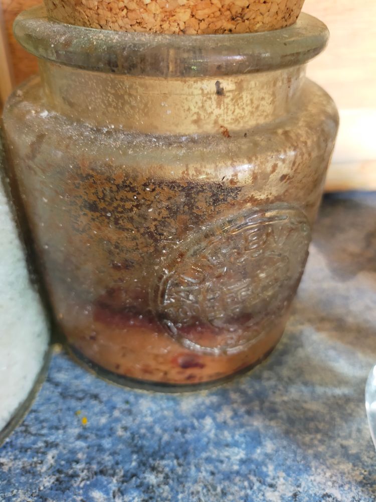 Avant, c'était un pot rempli de pâtes. Et puis les charançons sont arrivés. Et 6 mois plus tard, c'est du vide et un truc chelou que j'ai peur d'ouvrir