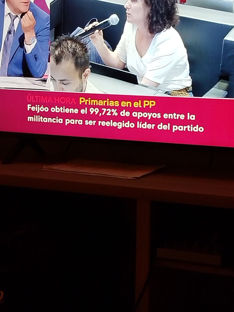 Imagen de Lanoche24h en que se da la noticia de que Feijoo obtiene el 99,72% de apoyos entre la militancia de su partido para ser reelegido líder.