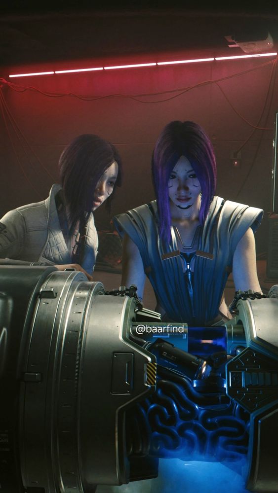 Songbird and So Mi are looking at tech stuff.
So Mi et Songbird regardent un truc technologique.