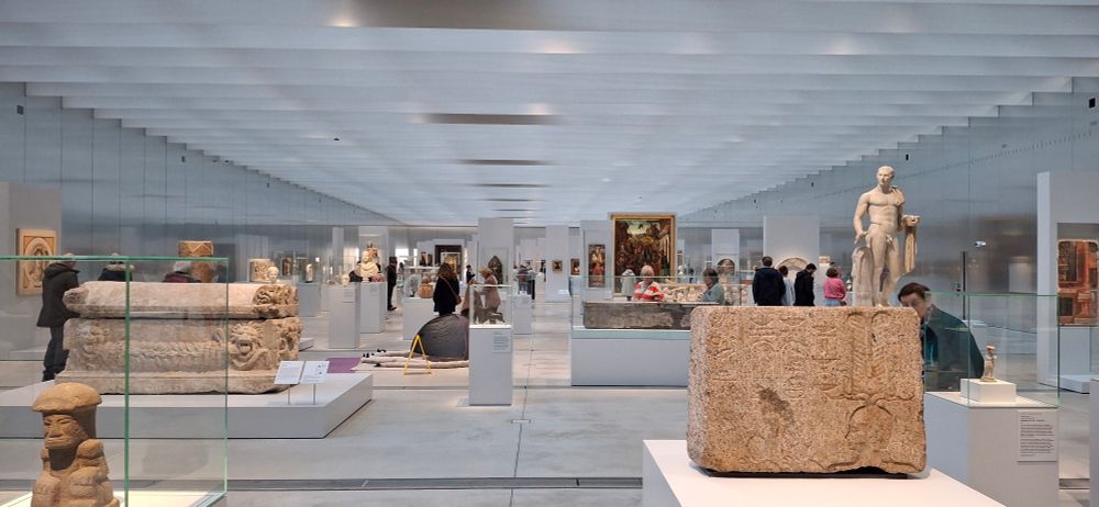 Photo de l'intérieur du musée du Louvre-Lens, avec des sculptures antiques exposées
