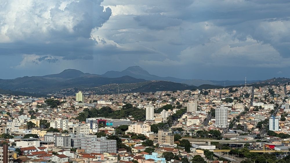 Chuva ameaçando cair pros lados da Serra da Piedade 