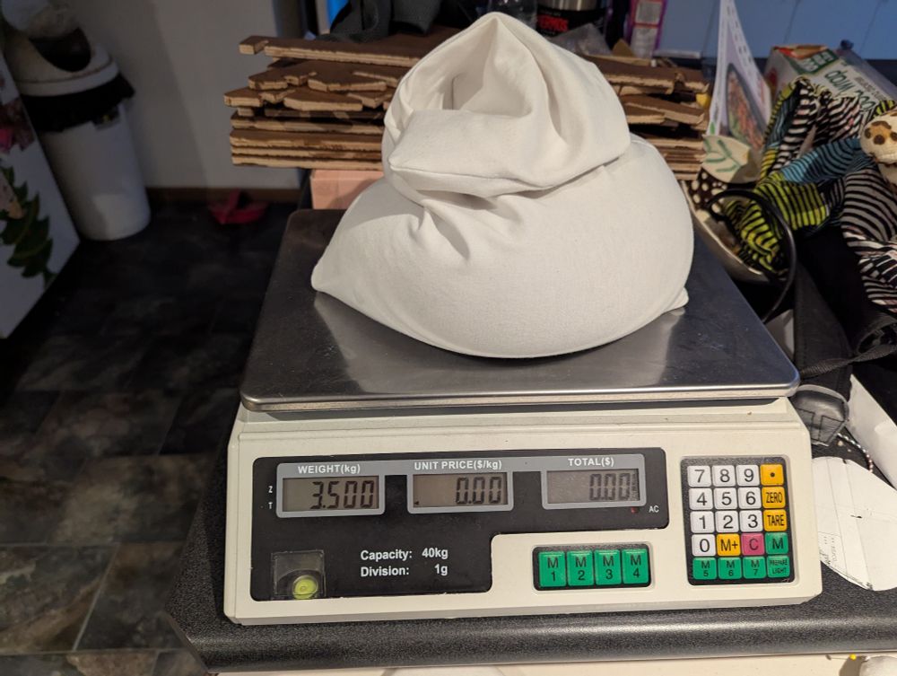 Pouch on a scale reading 3.5 kilograms. 