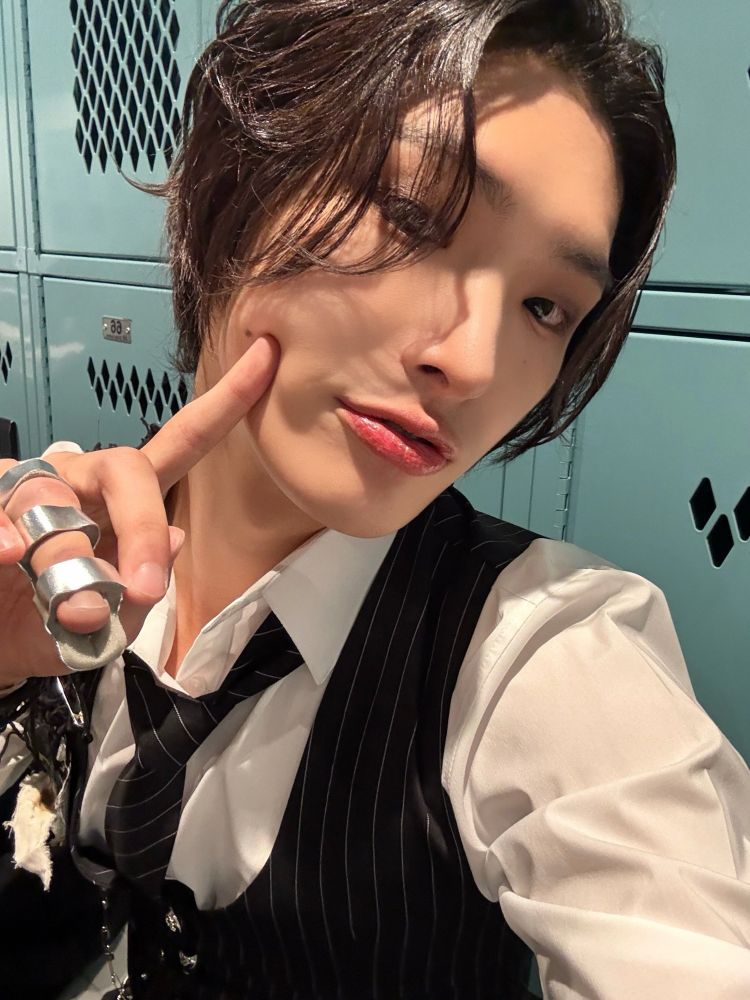song mingi of ateez poking his cheek in a selfie