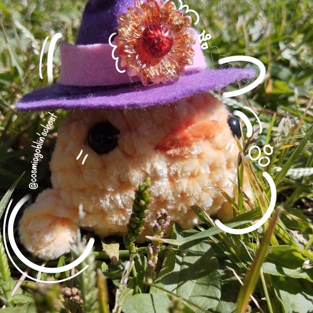 A cute and cheap witch yellow duck using a purple witch hat in a beautifull green field. This time in close up.

#Duck #plushieduck  #etsycrochet #amigurumi