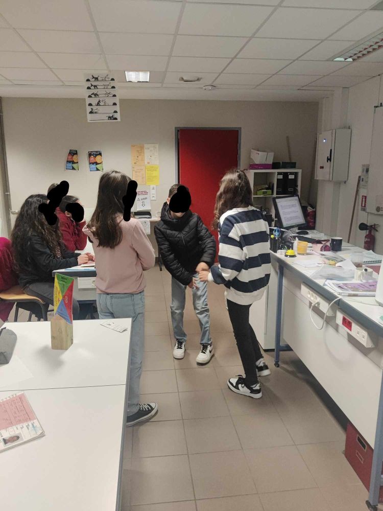 Élèves en classe en train de jouer la saynète