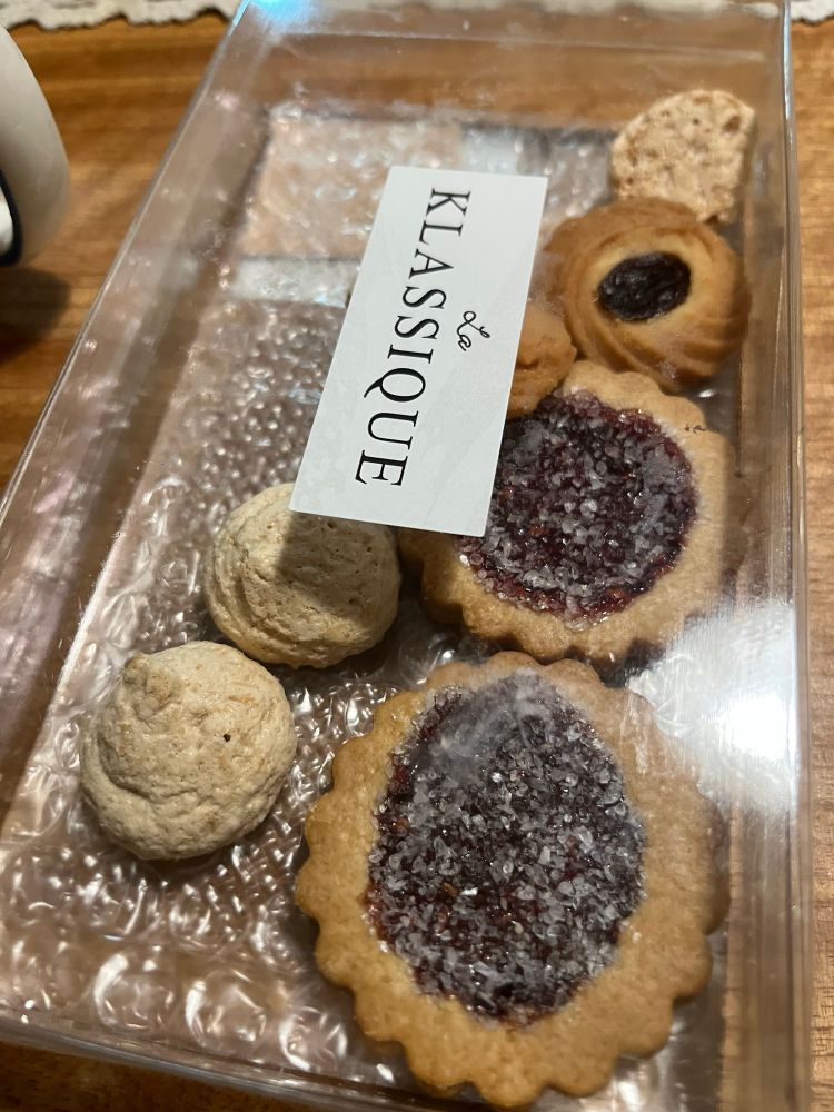 京都の下鴨神社傍にある洋菓子屋さんLaKLASSIQUEのクッキーセット。好きなのしか残っていないぞどうしよう
