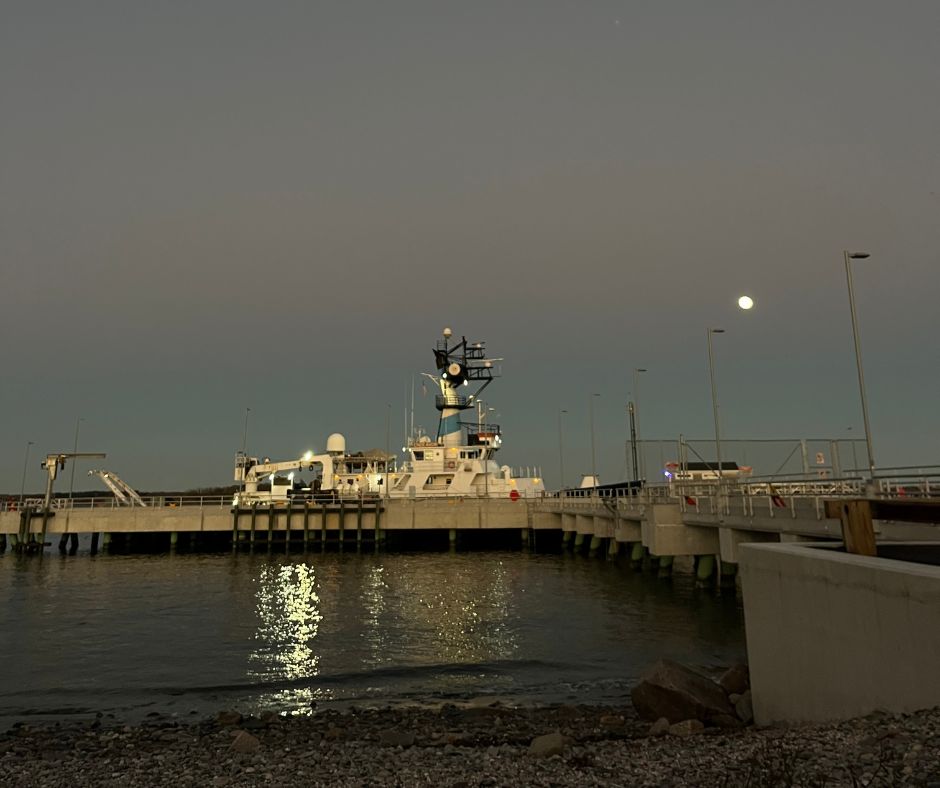 Endeavor docked on the URI Bay Campus pier, with the nearly full moon above.