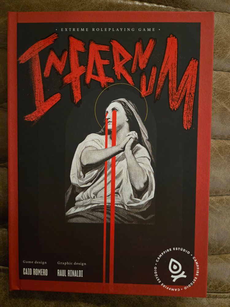 Capa do RPG Infaernum, com um design intenso e sombrio. O título está escrito em grandes letras vermelhas, com traços irregulares e ameaçadores. A ilustração ao centro é uma figura inspirada em arte sacra, uma pessoa em posição contemplativa com as mãos cruzadas. Dois feixes verticais vermelhos descem de seus olhos, formando um efeito visual dramático. No rodapé, os créditos indicam Game Design por Caio Romero e Graphic Design por Raul Rinaldi, com o logo da Campfire Estúdio à direita. A borda da capa é vermelha, contrastando com o fundo preto