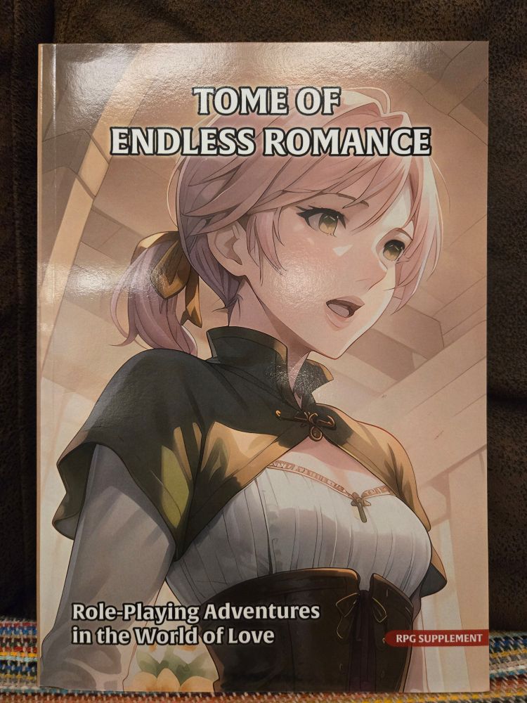 Capa do livro "Tome of Endless Romance", suplemento para 5e. A capa traz uma personagem feminina de cabelos rosa preso em um rabo de cavalo,  com vestes de uma aventureira de fantasia medieval. A arte é um estilo mangá ou anime.