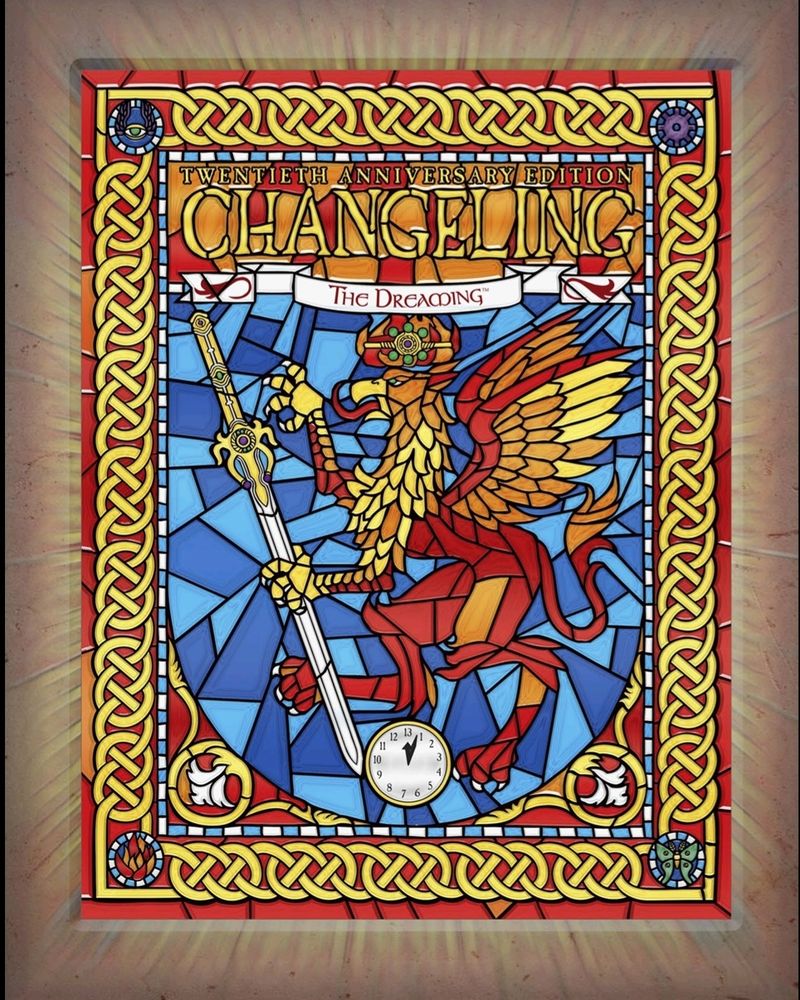 A imagem apresenta a capa do livro Changeling: The Dreaming - Twentieth Anniversary Edition. O design é inspirado em um vitral colorido com moldura decorada por padrões celtas entrelaçados em vermelho, dourado e amarelo. No centro, destaca-se um grifo majestoso, uma criatura mítica com corpo de leão, asas e cabeça de águia, empunhando uma espada ornamentada com detalhes mágicos. Abaixo, há um relógio analógico com os ponteiros indicando o horário próximo de 12 horas. O fundo utiliza tons de azul, formando um padrão geométrico que simula peças de vidro. O título "Changeling: The Dreaming" está em destaque na parte superior em letras douradas, com um banner branco escrito "The Dreaming". A composição transmite um tom onírico e místico, alinhado ao tema do jogo.