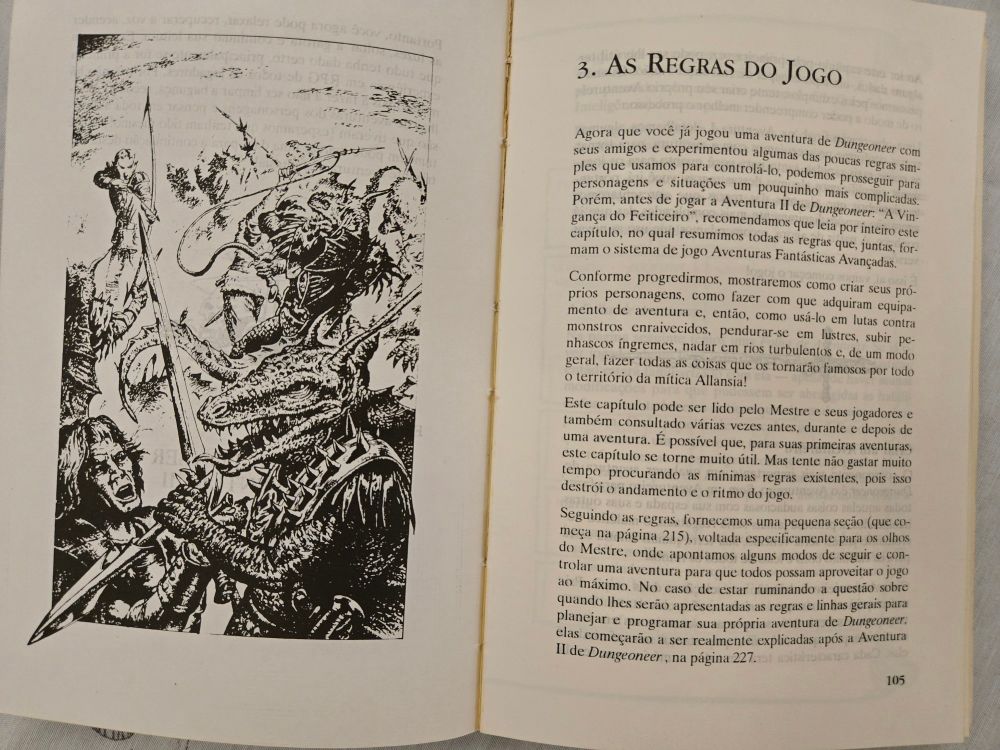 Página interna do livro Dungeoneer. À esquerda, uma ilustração em preto e branco mostrando um combate intenso entre aventureiros e criaturas monstruosas. Um guerreiro, armado com espada e escudo, luta contra um ser reptiliano com espinhos. Outras figuras sombrias e monstruosas aparecem ao fundo. À direita, o texto apresenta o título "3. As Regras do Jogo" e discute as instruções básicas para jogar aventuras do sistema Aventuras Fantásticas.

