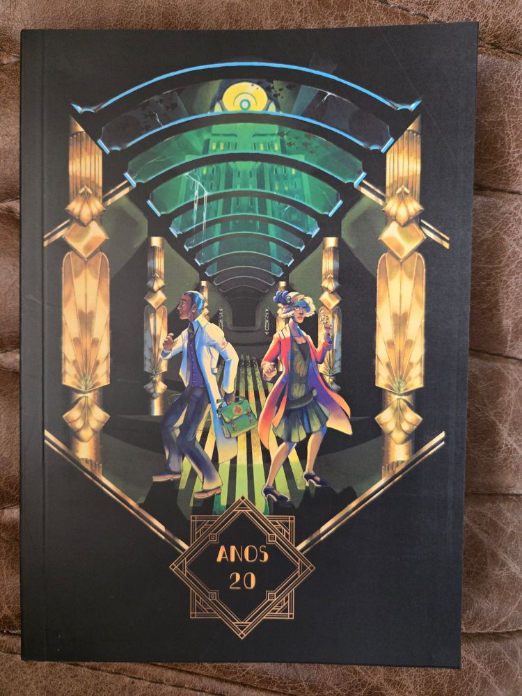 A capa de um livro chamado Anos 20 com uma estética art déco. A ilustração retrata dois personagens em um corredor luxuoso com colunas douradas e teto verde iluminado. À esquerda, um homem de terno branco e gravata carrega uma mala verde, caminhando apressado e olhando para trás. À direita, uma mulher com roupas elegantes dos anos 1920, incluindo um chapéu com pena e casaco rosa, segura uma lanterna enquanto avança cautelosamente. O fundo do corredor parece misterioso, com luzes verdes ao longo da estrutura, sugerindo suspense ou uma atmosfera investigativa. O título ANOS 20 está escrito em uma moldura geométrica dourada típica do estilo art déco.