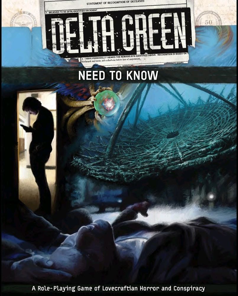 A imagem é a capa de "Delta Green: Need to Know," um RPG de horror lovecraftiano e conspiração. No topo, o título está em letras grandes, brancas e marcantes, sobre um fundo preto que lembra um relatório confidencial. Abaixo, uma ilustração sombria mostra uma figura masculina em silhueta lendo algo em um quarto mal iluminado. O fundo apresenta uma estrutura alienígena circular semelhante a uma teia e tentáculos grotescos envolvendo um orbe brilhante. Na parte inferior, há uma pessoa caída, sugerindo um cenário de perigo ou investigação. O subtítulo diz: "A Role-Playing Game of Lovecraftian Horror and Conspiracy."