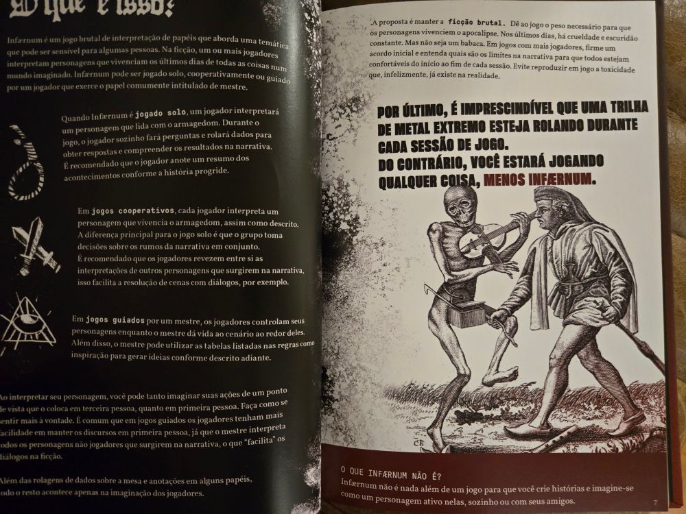 Uma página do RPG Infernum. O texto tem tom provocativo e intenso, destacando a necessidade de uma trilha sonora de metal extremo durante as sessões. Uma frase central em caixa alta e letras vermelhas diz: "POR ÚLTIMO, É IMPRESCINDÍVEL QUE UMA TRILHA DE METAL EXTREMO ESTEJA ROLANDO DURANTE CADA SESSÃO DE JOGO. DO CONTRÁRIO, VOCÊ ESTARÁ JOGANDO QUALQUER COISA, MENOS INFERNUM."

Ao lado, há uma ilustração em estilo clássico de gravura medieval: um esqueleto tocando um violino de maneira irônica e provocativa, enquanto um homem com roupas medievais o observa assustado, parecendo querer afastá-lo. O cenário tem árvores e chão de grama, evocando uma atmosfera sombria e macabra.
