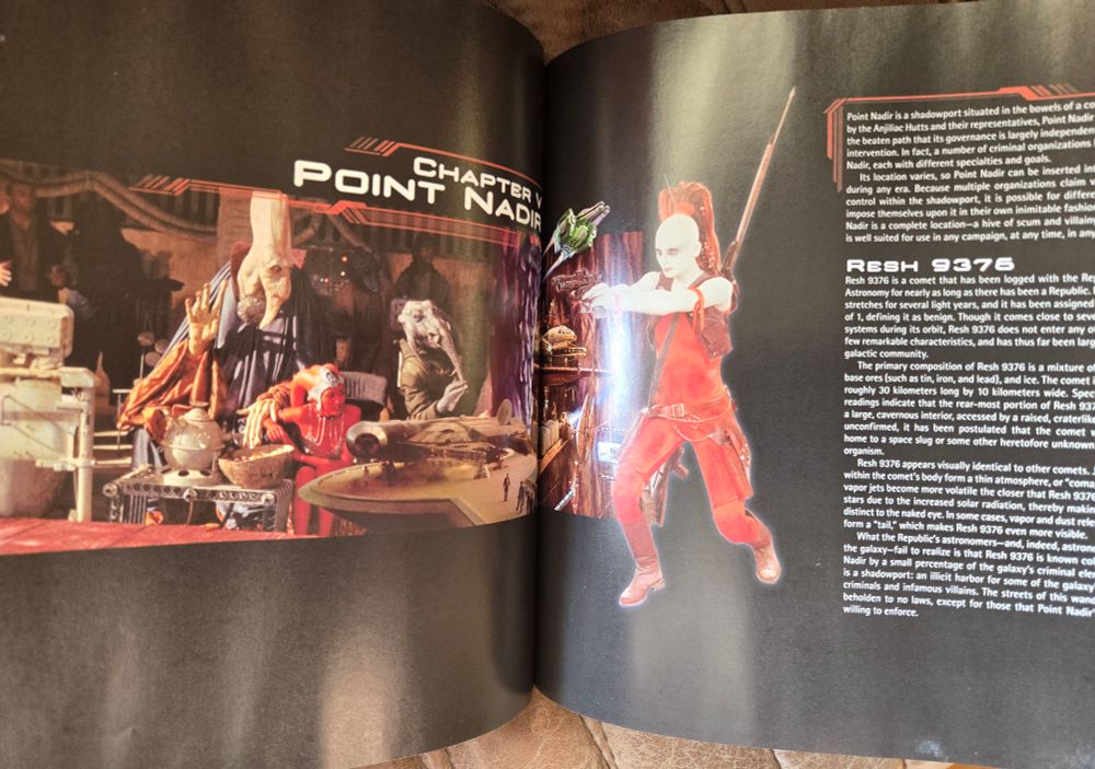 Imagem de uma página dupla do livro Star Wars Roleplaying Game: Scum and Villainy. À esquerda, uma cena com alienígenas e humanos em um mercado ou base espacial, incluindo figuras com roupas detalhadas e acessórios futuristas. Um modelo de nave está sobre uma mesa, cercada por comerciantes e compradores. O título "Chapter V: Point Nadir" está em destaque. À direita, uma personagem feminina de pele branca e cabelo vermelho preso em um rabo de cavalo usa um traje vermelho com acessórios de combate, empunhando uma arma. O texto descreve "Resh 9376," uma área do cenário.
