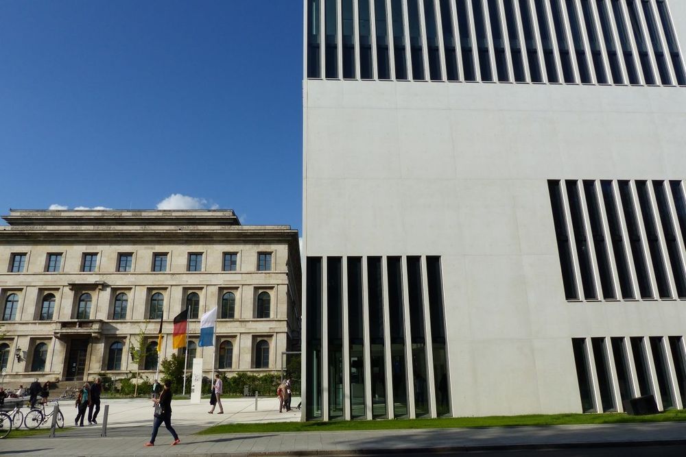 Zu sehen ist das NS-Dokuzentrum in München und ein Bau aus der NS-Zeit. 