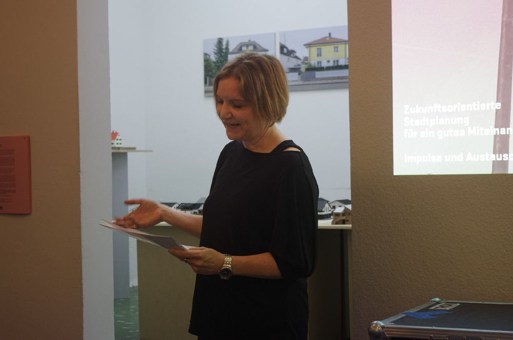 Eine Frau hält einen Vortrag vor einer Präsentation.