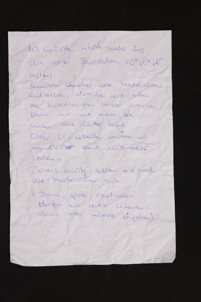 Zerknitterter handschriftlicher Zettel mit der Aussage, man wolle nicht mehr über die Buchstaben O-E-R reden, sondern darüber, wie gute Materialien entstehen und geteilt werden. Teil des TIF-Storms beim OERcamp 2024.