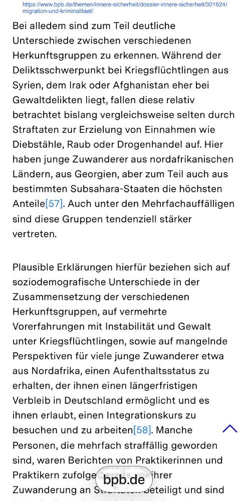 Bei alledem sind zum Teil deutliche Unterschiede zwischen verschiedenen Herkunftsgruppen zu erkennen. Während der Deliktsschwerpunkt bei Kriegsflüchtlingen aus Syrien, dem Irak oder Afghanistan eher bei Gewaltdelikten liegt, fallen diese relativ betrachtet bislang vergleichsweise selten durch Straftaten zur Erzielung von Einnahmen wie Diebstähle, Raub oder Drogenhandel auf. Hier haben junge Zuwanderer aus nordafrikanischen Ländern, aus Georgien, aber zum Teil auch aus bestimmten Subsahara-Staaten die höchsten Anteile Zur Auflösung der Fußnote[57]. Auch unter den Mehrfachauffälligen sind diese Gruppen tendenziell stärker vertreten.

Plausible Erklärungen hierfür beziehen sich auf soziodemografische Unterschiede in der Zusammensetzung der verschiedenen Herkunftsgruppen, auf vermehrte Vorerfahrungen mit Instabilität und Gewalt unter Kriegsflüchtlingen, sowie auf mangelnde Perspektiven für viele junge Zuwanderer etwa aus Nordafrika, einen Aufenthaltsstatus zu erhalten, der ihnen einen längerfristigen Verbleib in Deutschland ermöglicht und es ihnen erlaubt, einen Integrationskurs zu besuchen und zu arbeiten Zur Auflösung der Fußnote[58]. Manche Personen, die mehrfach straffällig geworden sind, waren Berichten von Praktikerinnen und Praktikern zufolge bereits vor ihrer Zuwanderung an Straftaten beteiligt und sind für Polizei, Justiz und Sozialarbeit nach aktuellen Eindrücken nur schwer erreichbar – auch, weil sie wenig zu verlieren haben Zur Auflösung der Fußnote[59].