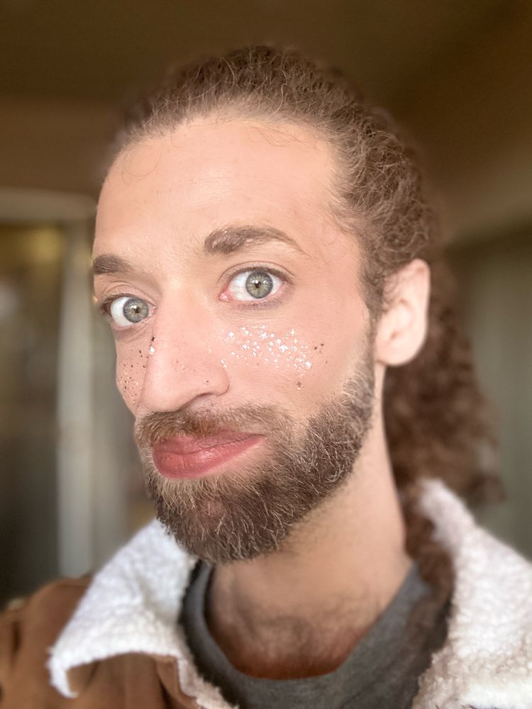 Selfie of Jegaysus showing sparkling, freckles made of glitter.
