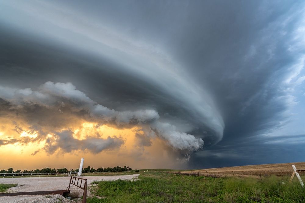 Supercell thunderstorm on the horizon