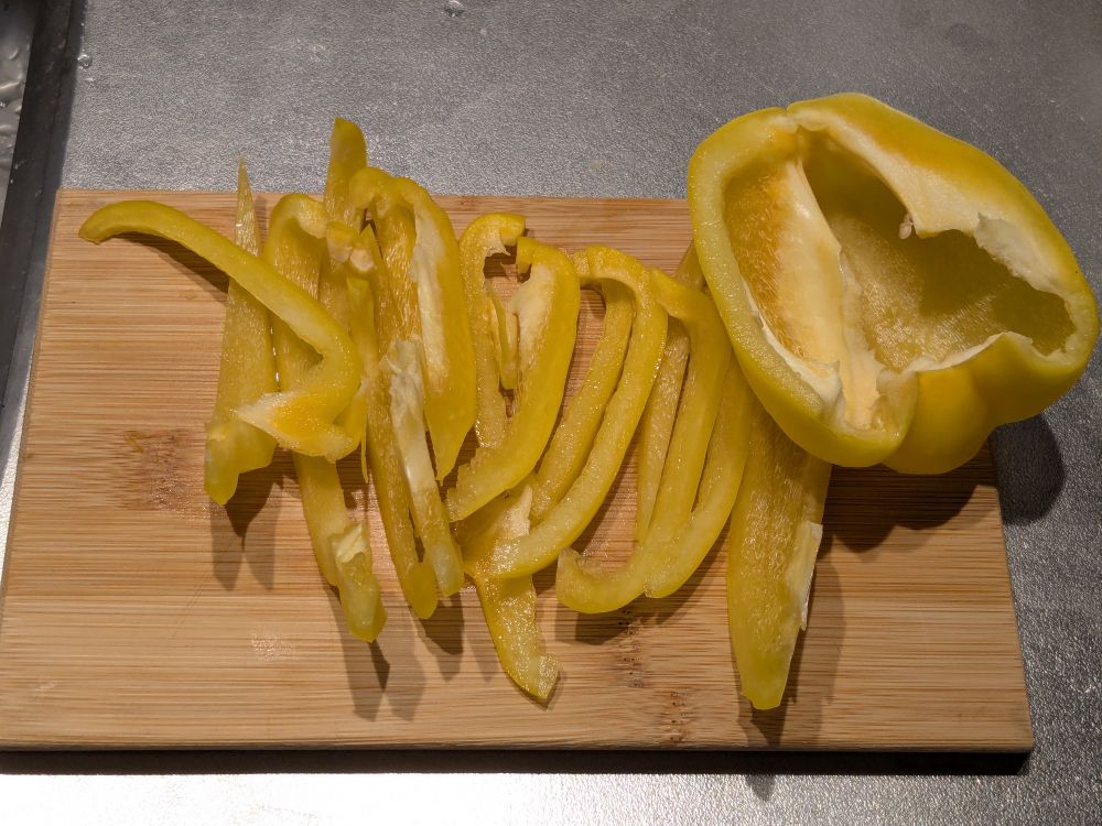 まな板を埋め尽くすパプリカ