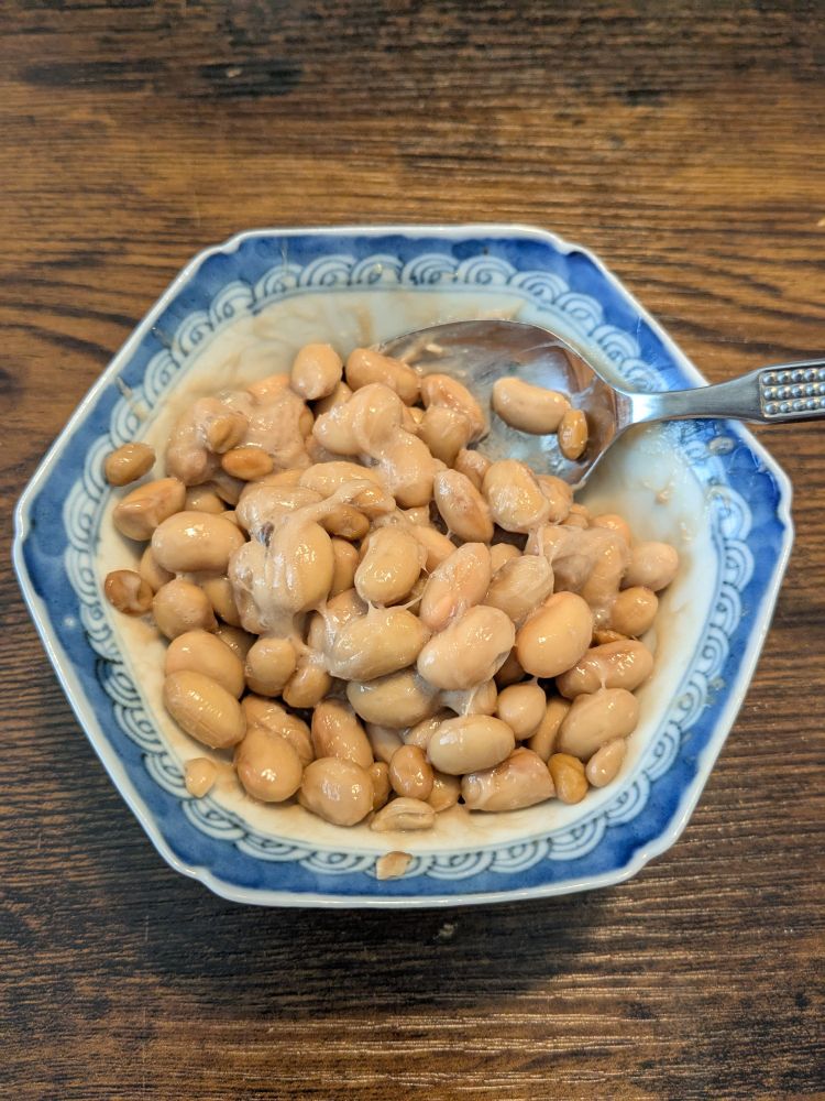 糸を引いている納豆