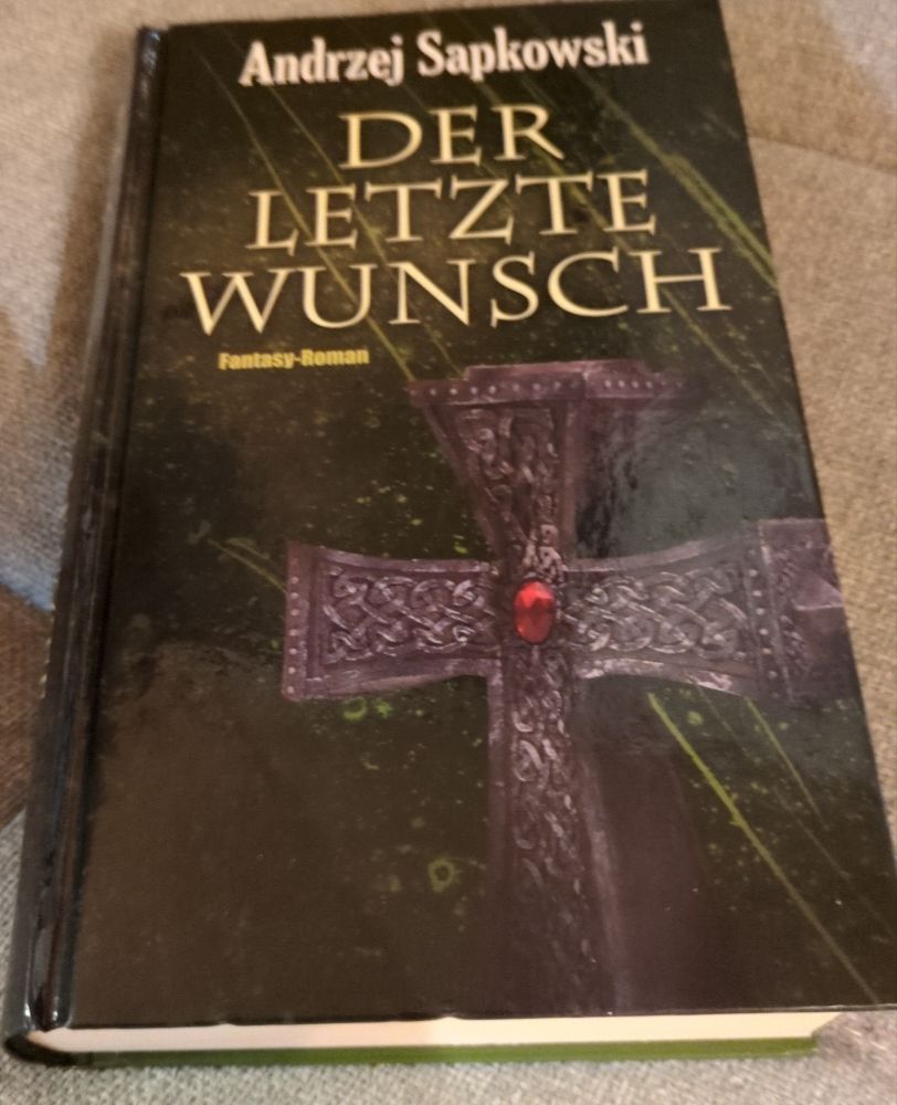 Eine (relativ) alte Hardcover-Ausgabe von Andrzej Sapkowskis "Der letzte Wunsch".