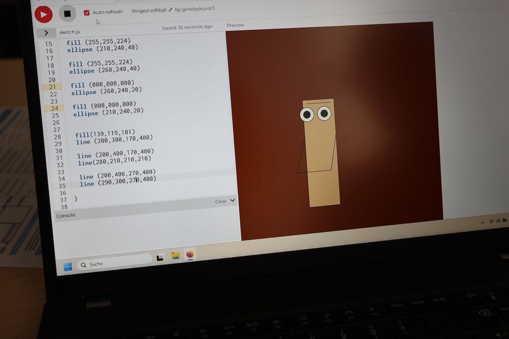 Foto von Laptop-Bildschirm. Links JavaScript, rechts das daraus generierte Bild: Eine Figur aus einfachen Formen.
