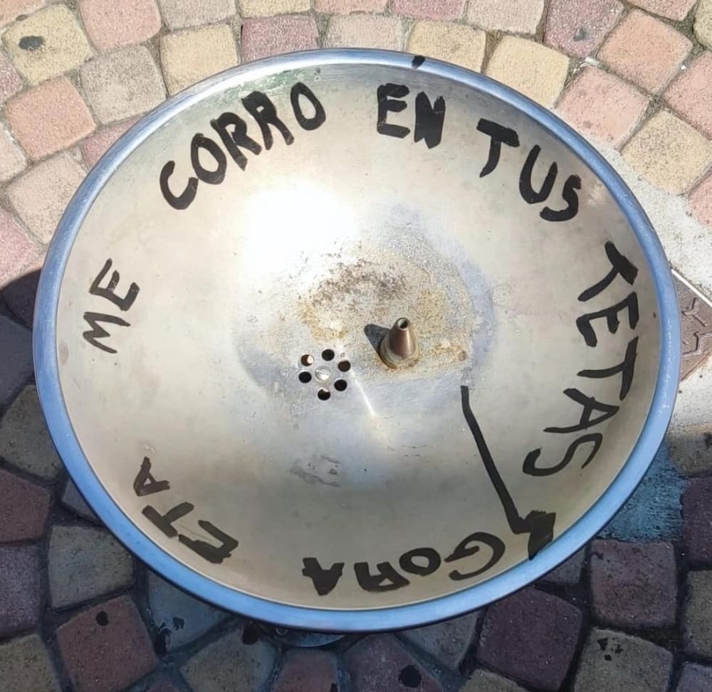 "me corro en tus tetas, gora eta" pintado en una fuente de la calle