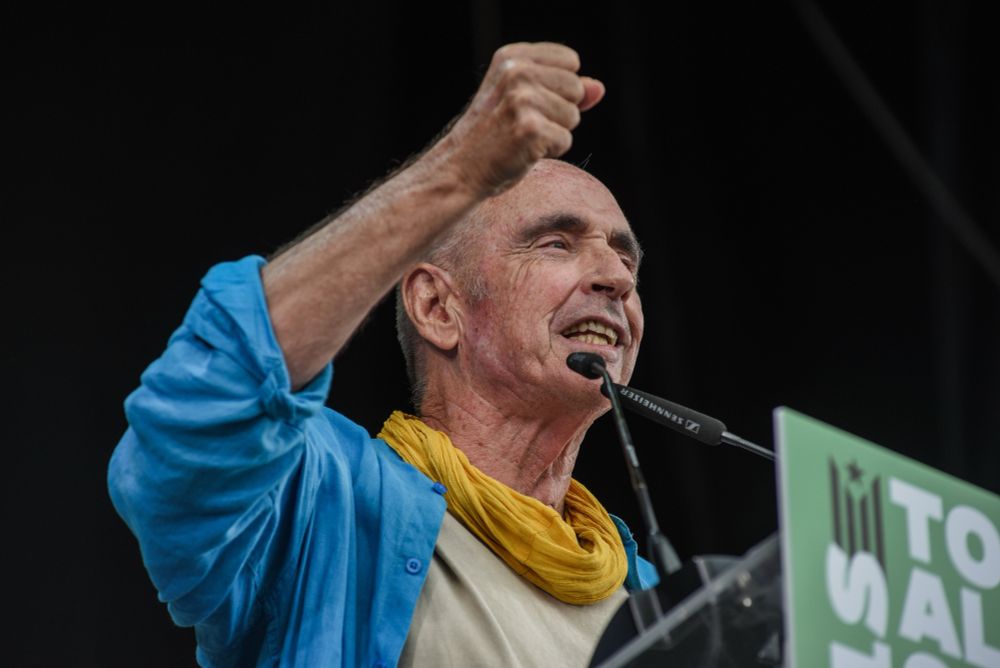 Lluís Llach da la bienvenida a la ultraderecha catalanista en la Diada y le llueven críticas