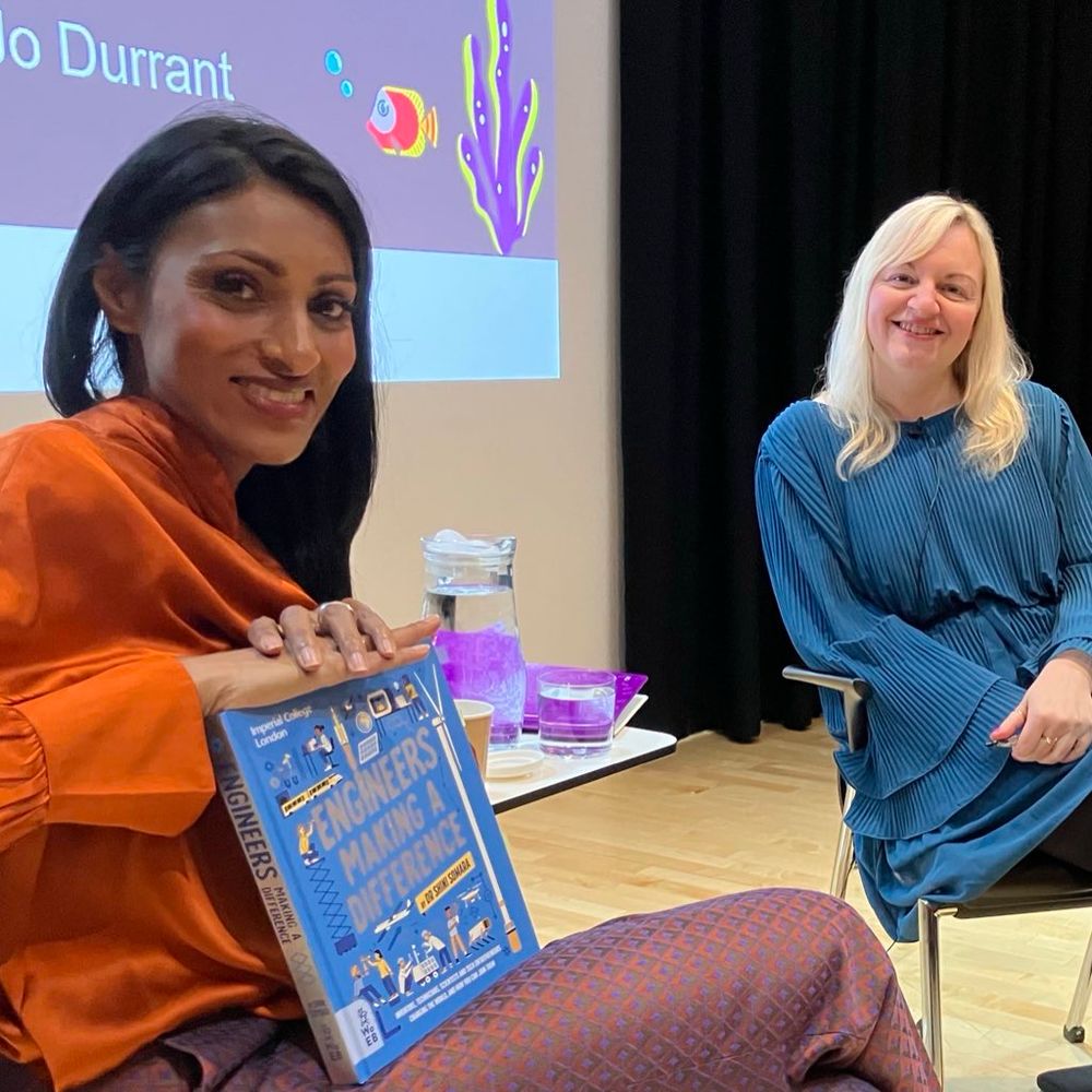 Shini and Jo on stage 