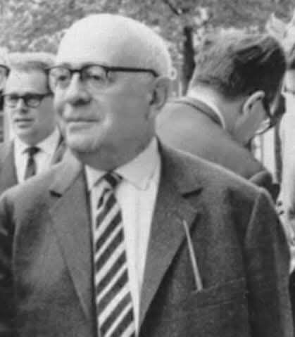 Ausschnitt einer Fotografie von Jeremy J. Shapiro zeigt Adorno beim Heidelberger Max Weber-Soziologentag im April 1964, im Anzug, mit gestreifter Krawatte, mit Brille und Glatze.
Nachweis von wiki commons folgt.