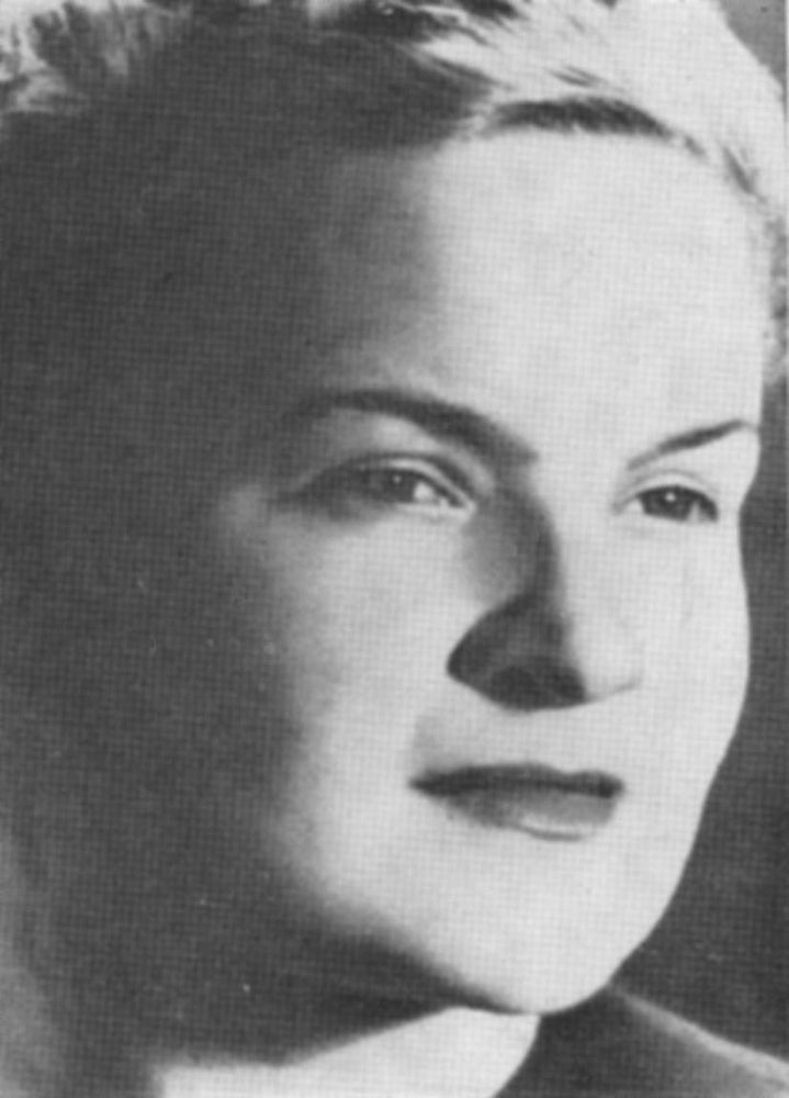 Fotografie zeigt blonde Frauen lächelnd, die an der Kamera vorbeiblickt. Nachweis von wiki commons folgt. 