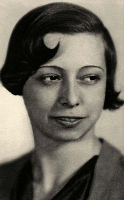 Portraitfotografie, non free Media use, zeigt oda Schottmüller mit dunklen, kurzen Haaren mit einer Welle, dunklen Augen, lächelnd zur Seite blickend. Nachweis von wiki commons, non free media, folgt.