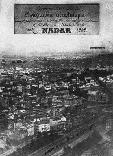 Fotografie von Nadar mit Aufschrift: "Premier Résultat de Photographie aérostatique 
...
Cliché obtenu à l