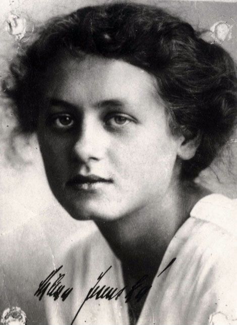 Fotografie mit Heftlöchern an den Ecken und Unterschrift unten zeigt Milena Jesenská als junge Frau. Sie blickt nachdenklich in die Kamera und trägt ihre gewellten Haare nach hinten gebunden.
Nachweis von wiki commons folgt.