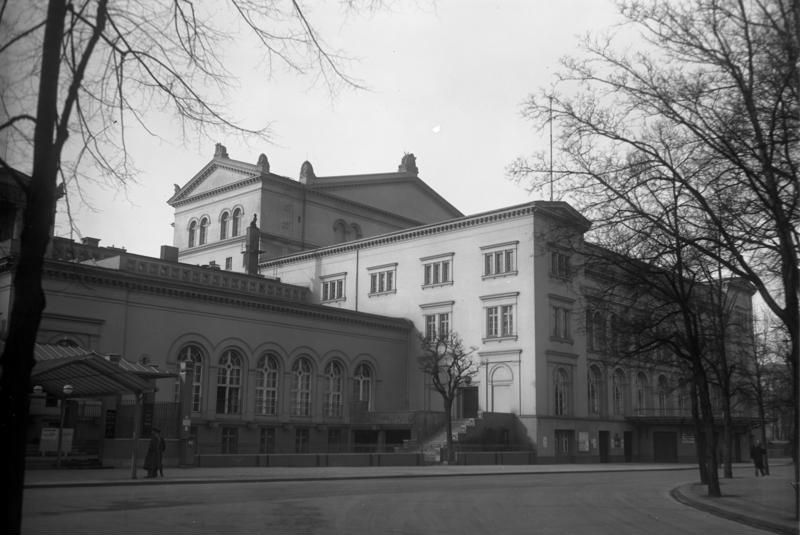 Fotografie von 1930 zeigt die teils beschattete Kroll-Oper, die Straße davor leer. Nachweis von Wiki commons folgt. 