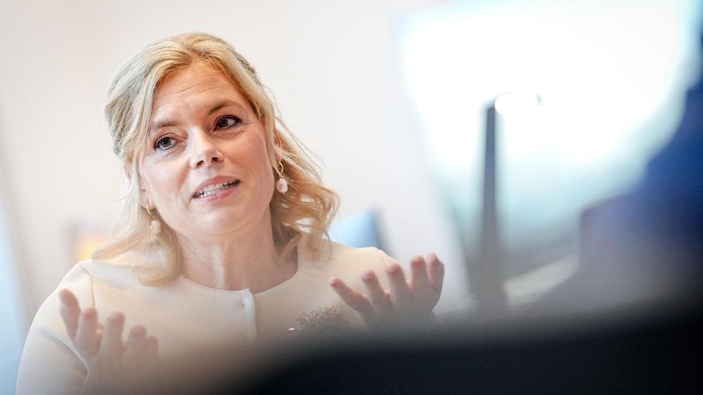 Wegen ihrer Verbindungen zu Nius-Finanzier Gotthardt steht die Bundestagspräsidentin in der Kritik. Die Grünen-Geschäftsführerin zweifelt Klöckners Überparteilichkeit an.