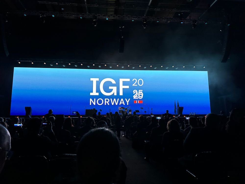 Very large screen that says IGF Norway