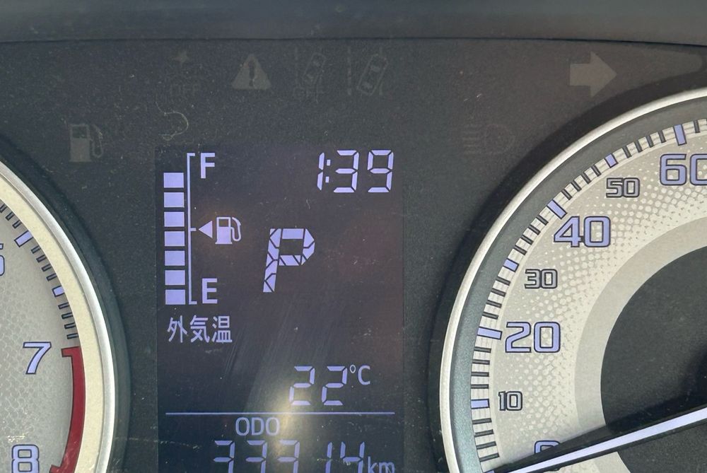 車の外気温計が22度と表示されています