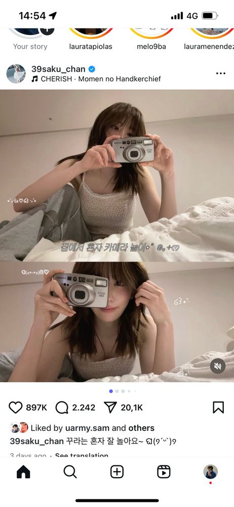 captura de pantalla de sakura de le seraffim sacándose una foto con una  camara analógca