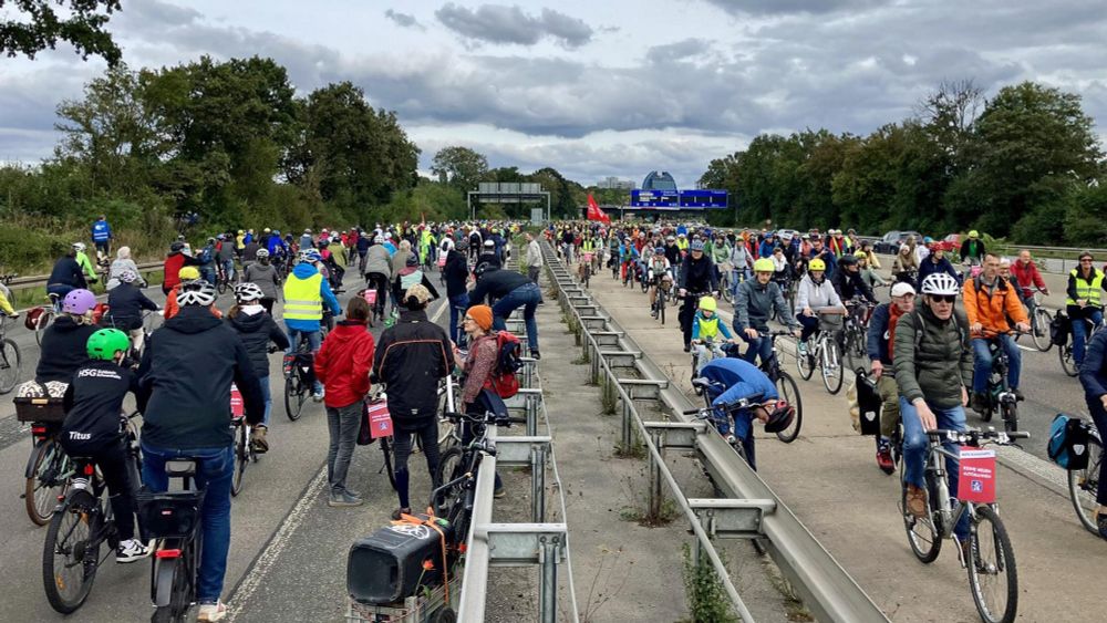 4.000 Radfahrer protestieren auf Frankfurter Autobahn gegen A5-Ausbau